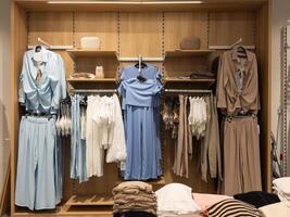 Kleiderbügel mit Reihe von anders Kleidung, im das Geschäft foto