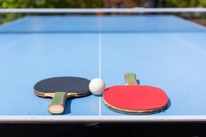 Tabelle Tennis Ball und Paddel foto