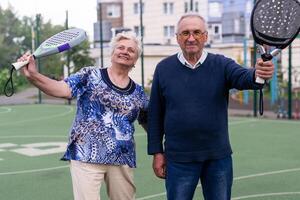 Senior Mann spielen Paddel Tennis ein foto