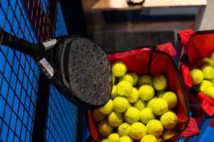 Paddel Tennis Ball in der Nähe von das Netz, Schläger Sport foto