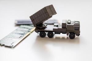 ein Spielzeug Militär- Fahrzeug mit ein Rakete und Mikroschaltung foto