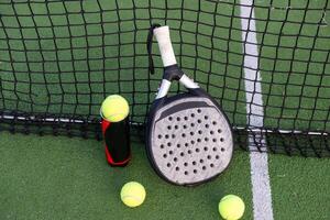 Paddel Tennis Objekte auf Gras Gericht foto