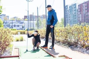 jung gut aussehend Vater Lehren seine wenig Tochter Wie zu abspielen Golf foto