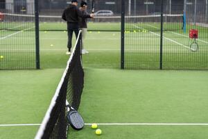 Weiß Fachmann Paddel Tennis Schläger mit natürlich Beleuchtung auf Blau Hintergrund. horizontal Sport Thema Poster, Gruß Karten, Überschriften, Webseite und App foto