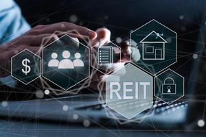 reit, Real Estate Investment Trust Konzept, Personenhand mit Smartphone mit Real Estate Investment Trust-Symbol auf virtuellem Bildschirm. foto