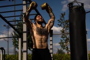 jung nackt Boxer tragen schützen Handschuhe. foto