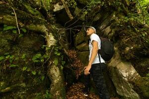 Mann Reisen mit Rucksack Wandern im Berge Reise Lebensstil Erfolg Konzept Abenteuer aktiv Urlaube draussen Bergsteigen Sport Hipster Kleidung foto