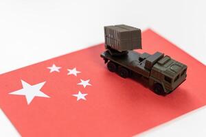 Militär- Ausrüstung wie Panzer mit Flagge von China auf Weiß Hintergrund. Länder' Militär- Kräfte Thema. foto