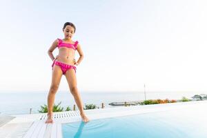 Nahansicht Porträt von süß wenig Arabisch Mädchen Schwimmen im das Schwimmbad, glücklich Kind haben Spaß im Wasser, Strand Erholungsort, Sommer- Ferien und Ferien Konzept foto