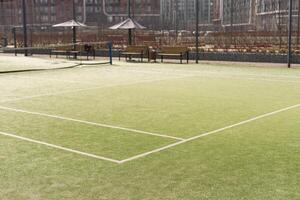 Tennis Netz auf ein Grün Feld foto