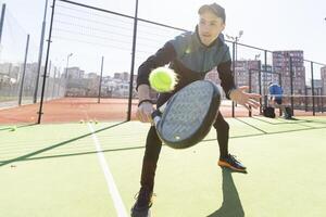 Porträt von ein europäisch Mann Padel Tennis Spieler spielen auf das draussen Gericht foto