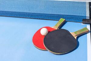 Tabelle Tennis Ball und Paddel foto