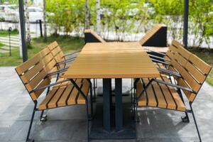 Jahrgang Stil hölzern Tabelle und Stuhl im das Garten foto
