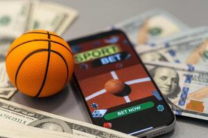 Sport Wetten Webseite im ein Handy, Mobiltelefon Telefon Bildschirm, Ball, Geld foto