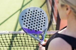 Frau Padel Tennis Spieler Ausbildung auf Gericht. Frau mit Schläger zu schlagen Ball. foto