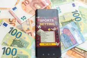 Dollar und Euro, Smartphone mit Sport Wette Anwendung foto