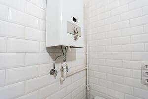 gebrochen modern Wasser Gas Heizung Nächster zu Dusche Kabine Innerhalb elegant sauber Badezimmer Innere. foto