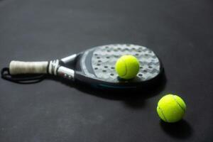 isoliert Paddel Tennis Objekte schwarz Hintergrund foto