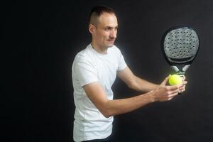 Paddel Tennis Spieler bereit zum Dienen auf grau Hintergrund foto