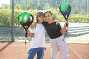 wenig Mädchen spielen Paddel Tennis foto