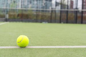 ein Bild von ein Tennis Ball auf das Gericht foto