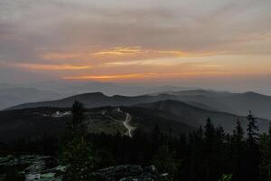 majestätisch Berg Angebot silhouettiert gegen Orange Sonnenuntergang Himmel foto