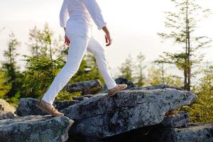 Mann Gehen auf Felsen im Wald foto