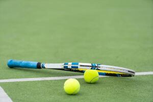 Tennis Schläger und Tennis Ball Außerdem das Netz auf draussen Tennis Gericht. foto