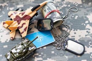 uns Flagge Patch mit Hund Etikett auf Multicam tarnen Uniform foto