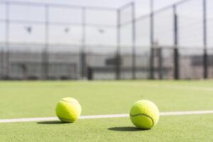 Tennis Gericht mit Grün Gras und Netz draußen foto