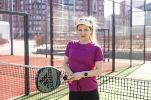 Ukraine Kiew, März 31 2024. ein Mädchen im Sportbekleidung ist Ausbildung auf ein Paddel Tennis Gericht. Konzept von Frauen spielen Paddel. foto