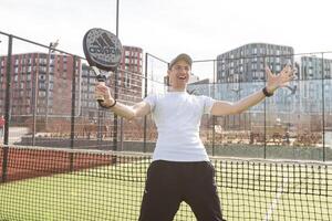 Ukraine Kiew, März 31 2024. Kerl spielen Padel und Schlagen und haben Spaß foto