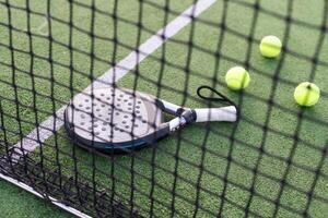 Paddel Tennis Schläger, Ball und Netz auf das Gras foto