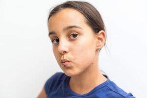Nahansicht von ein jung Teen Mädchen Antlitz mit Piercing hängend von ihr Lippe foto