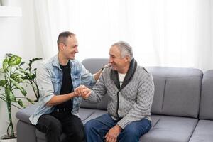 Porträt von ein Vater mit seine Sohn foto