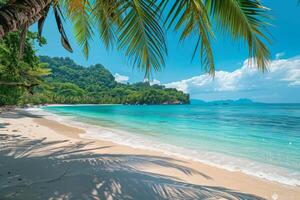 heiter Strand entkommt mit golden Sand, azurblau Gewässer, grün Palmen, und das tanzen von Sonnenlicht auf das Meer foto