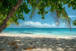 heiter Strand entkommt mit golden Sand, azurblau Gewässer, grün Palmen, und das tanzen von Sonnenlicht auf das Meer foto