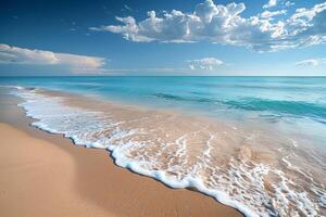 heiter Strand entkommt mit golden Sand, azurblau Gewässer, grün Palmen, und das tanzen von Sonnenlicht auf das Meer foto
