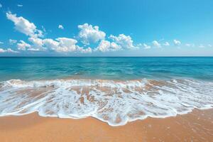 heiter Strand entkommt mit golden Sand, azurblau Gewässer, grün Palmen, und das tanzen von Sonnenlicht auf das Meer foto