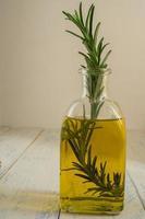 Olivenöl mit aufgegossenem Rosmarin foto