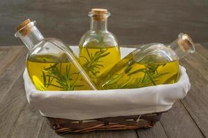 Olivenöl mit aufgegossenem Rosmarin foto