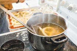 Brezel wird zubereitet und in kochendem Wasser angekocht. foto