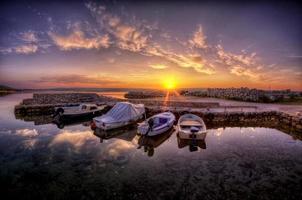 sonniger Morgen im Hafen foto