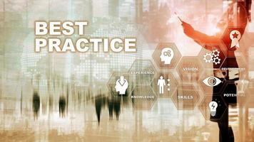 Best Practice auf dem virtuellen Bildschirm. Geschäfts-, Technologie-, Internet- und Netzwerkkonzept