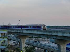 Nonthaburi-Thailand April 16, 2024 das elektrisch Himmel Zug mrt lila Linie geht vorbei durch zentral Westtor Abteilung Geschäft das größte Einkaufen Platz im das Abend beim Knall Ja, nichtthaburi Thailand. foto