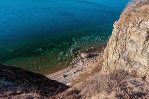 das Küste von das Meer von Japan mit Hügel und Felsen. das Weiten von das Meer von Japan und es ist Ufer mit Hügel Das sind bedeckt mit trocken Gras. foto