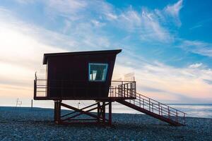 Rettungsschwimmer Turm auf das Strand im das georgisch Stadt von Batumi. Rettungsschwimmer Turm auf das Ufer von das schwarz Meer beim Dämmerung. foto