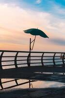 Seebrücke mit Regenschirme auf das Strand im das georgisch Stadt von Batumi. Stadt Strand im Batumi. foto