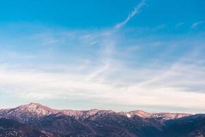 Berge mit schneebedeckt Spitzen gegen ein Blau Himmel. Kaukasus Berge gegen das Blau Himmel. foto