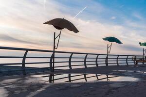 Seebrücke mit Regenschirme auf das Strand im das georgisch Stadt von Batumi. Stadt Strand im Batumi. foto